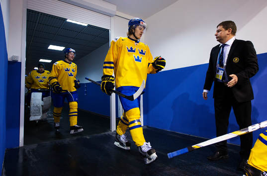 Emil Molin, Sverige, gör entré och passerar Jonas