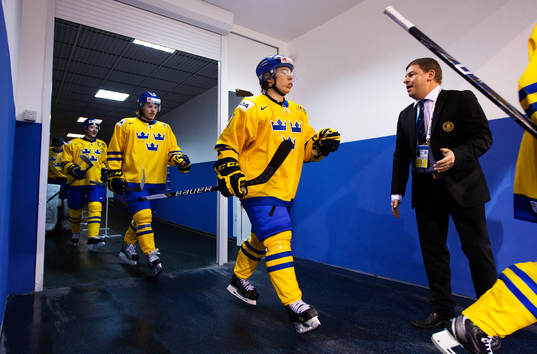 Filip Sandberg, Sverige, gör entré och passerar Jonas