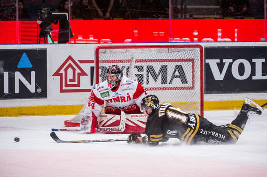 Tobias Viklund, AIK glider förbi Joakim Lundström,