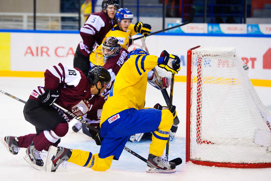 Emil Molin, Sverige, skjuter in 0-1 i första perioden