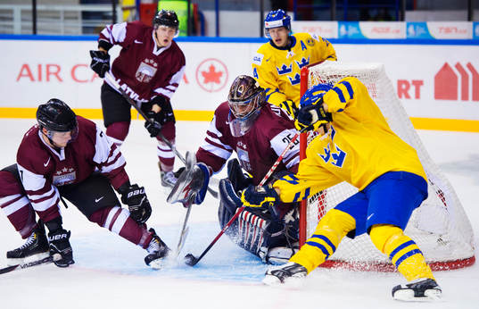 Viktor Arvidsson, Sverige, oroar framför Ivars Punnenovs,