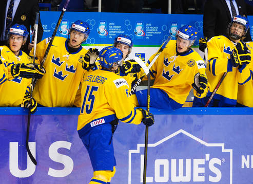 Sebastian Collberg, Sverige, gratuleras till sitt 2-1-mål