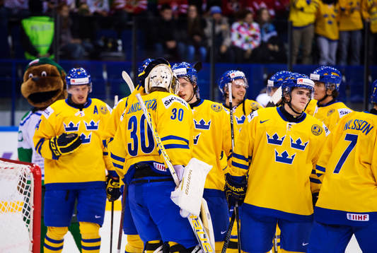 Niklas Lundström, målvakt, Sverige, kramas om av Elias