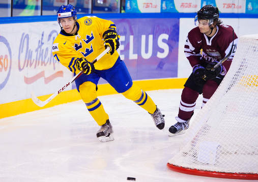 Tom Nilsson, Sverige, passar pucken