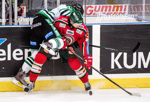 Dennis Everberg, Rögle, åker upp på ryggen på Oliver