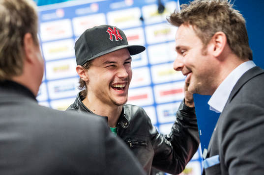 En mycket glad Erik Karlsson, Ottawa, pratar med Jonas