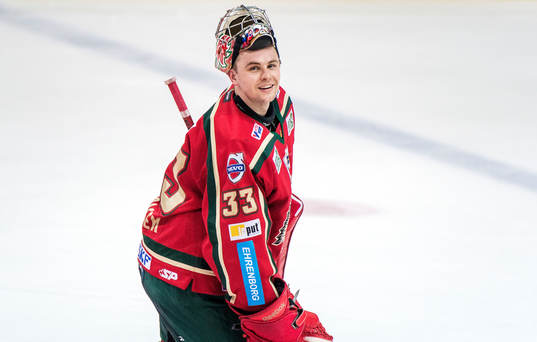 En glad Julius Hudacek, målvakt, Frölunda, tackar publiken