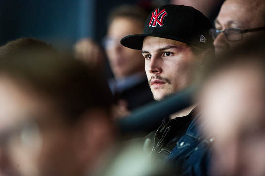 Erik Karlsson, Ottawa, följer matchen från läktaren