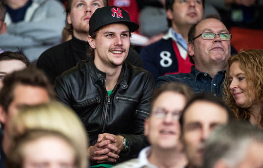 Erik Karlsson, Ottawa, följer matchen från läktaren