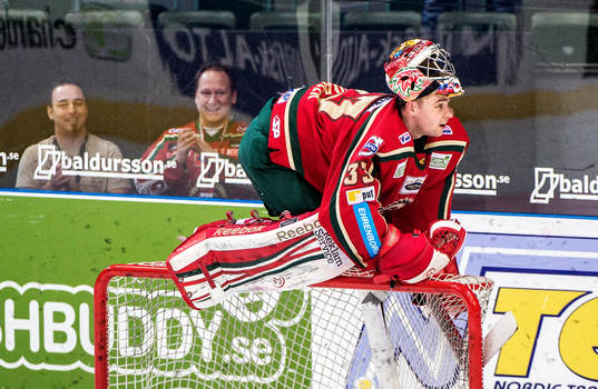 Julius Hudacek, målvakt, Frölunda, klättrar upp och