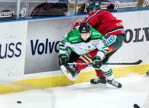 Jakob Johansson, Rögle, tacklas omkull av Henrik