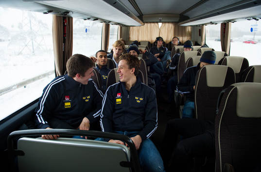 Rasmus Bengtsson och Rickard Rakell skrattar i spelarbussen