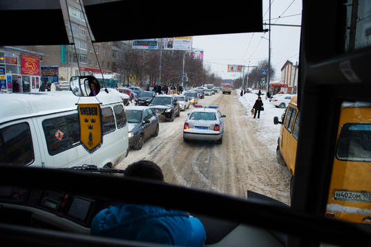 En polisbil eskorterar Sveriges spelarbuss genom Ufa