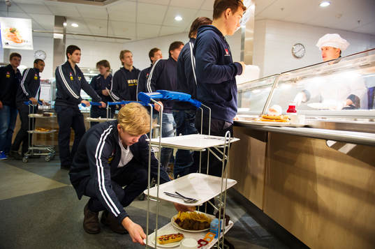 William Karlsson lastar på mat på en bricka i samband med