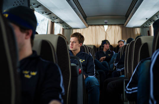 Rickard Rakell sitter i spelarbussen
