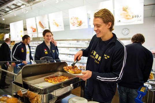 Jacob de la Rose tar pizza åt honom och Filip Forsberg (i