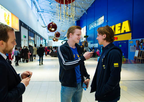 Oscar Dansk skojintervjuar Elias Lindholm i samband med en
