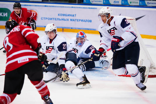 Ryan Nugent-Hopkins, Kanada, skjuter mot John Gibson,