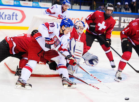 Tomas Hertl, Tjeckien, oroar framför Melvin Nyffeler,