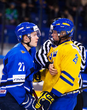 Juuso Vainio, Finland, bråkar med Jacob de la Rose, Sverige