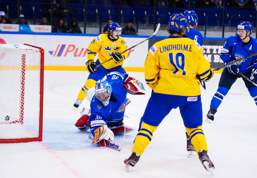 Joonas Korpisalo, målvakt, Finland, släpper in 3-0-målet