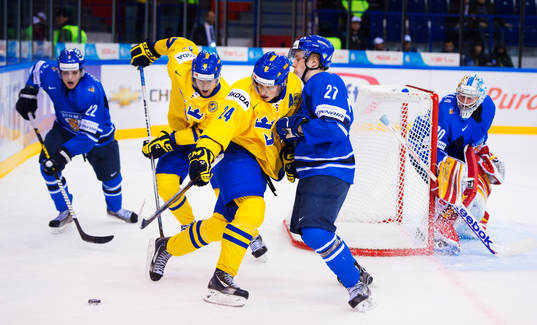 Victor Rask och Rickard Rakell, Sverige, i kamp mot Miikka