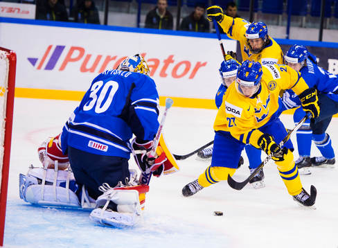 Filip Sandberg, Sverige, oroar framför Joonas Korpisalo,