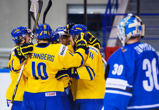 Filip Forsberg, Sverige, gratuleras till sitt 5-3-mål