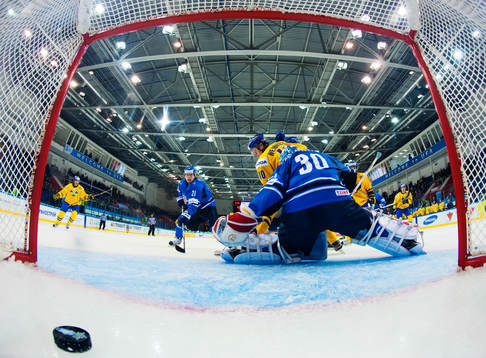Pucken glider in när Alexander Wennberg, Sverige, är