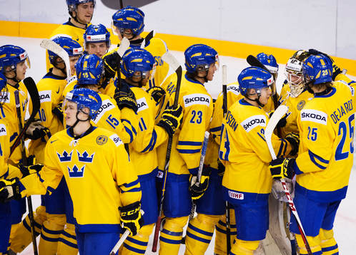 De svenska spelarna kramar om Niklas Lundström, målvakt