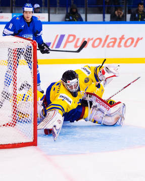 Joel Lassinantti, målvakt, slänger sig