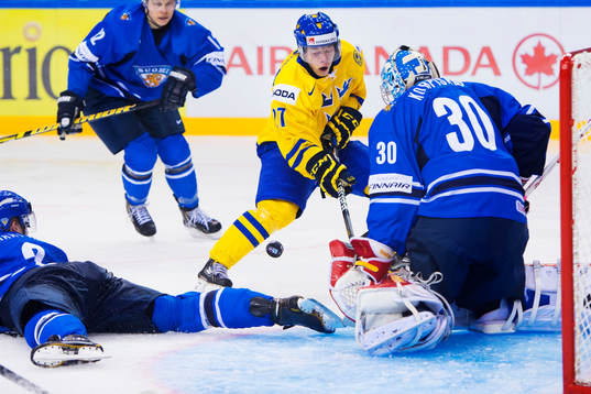 Filip Sandberg, Sverige, oroar framför Joonas Korpisalo,