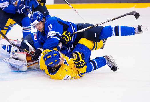 Miikka Salomäki, Finland, trycker ner Filip Sandberg,