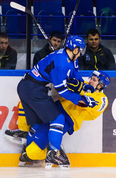 Petteri Lindbohm, Finland, tacklar Filip Forsberg, Sverige