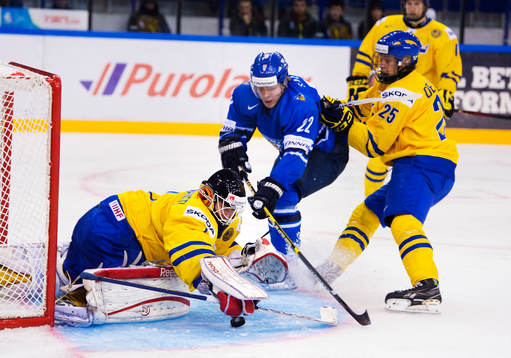 Miikka Salomäki, Finland, oroar framför Joel Lassinantti,