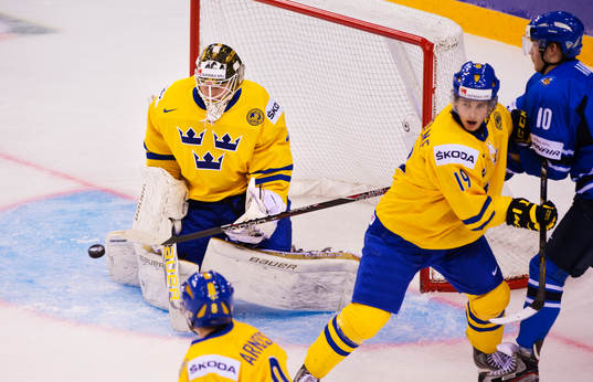 Niklas Lundström, målvakt, Sverige, räddar ett skott