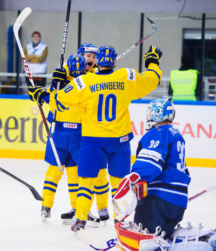 Filip Forsberg, Sverige, gratuleras till sitt 5-3-mål