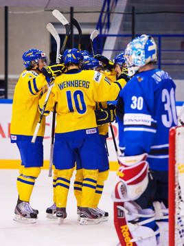 Filip Forsberg, Sverige, gratuleras till sitt 5-3-mål