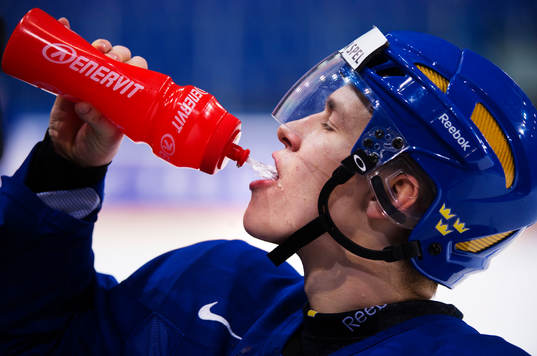 Tom Nilsson dricker vatten