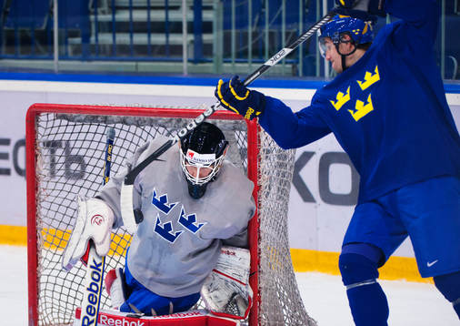 Filip Forsberg försöker att göra ett Zorro-mål på Joel