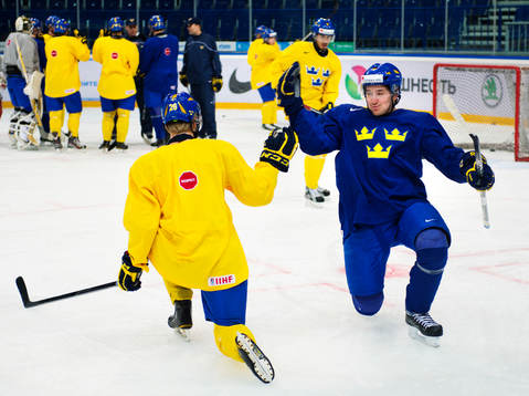 Nick Sörensen och Filip Forsberg över målgester