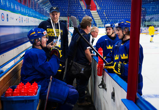 Rasmus Bengtsson och Elias Lindholm i samtal med varandra