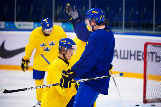 Nick Sörensen och Filip Forsberg över målgester