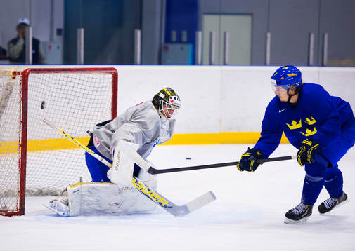 Niklas Lundström, målvakt, släpper in ett skott från