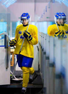 Alexander Wennberg lämnar träningen
