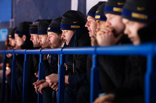 Juniorkronorna med Rasmus Bengtsson följer matchen från