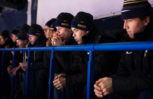 Juniorkronorna med Viktor Arvidsson följer matchen från
