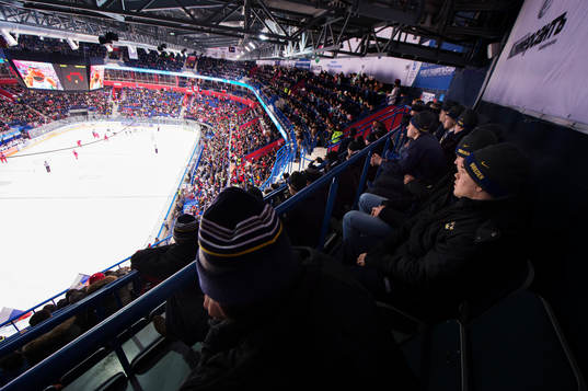 Juniorkronorna med Viktor Arvidsson följer matchen från