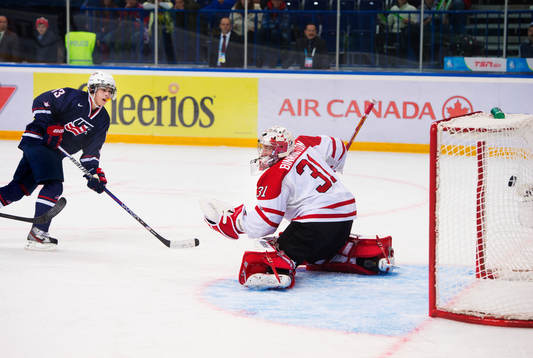 John Gaudreau, USA, gör 5-1 bakom Jordan Binnington,