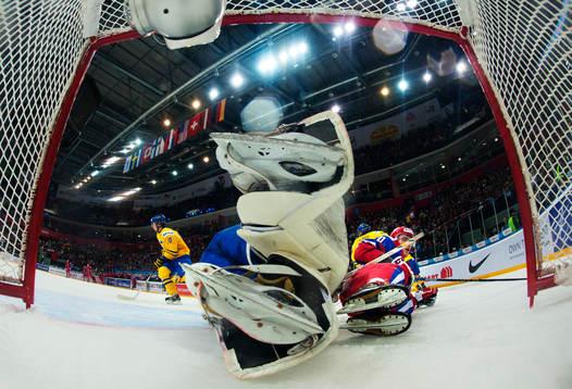 Nail Yakupov, Ryssland, ligger i målet